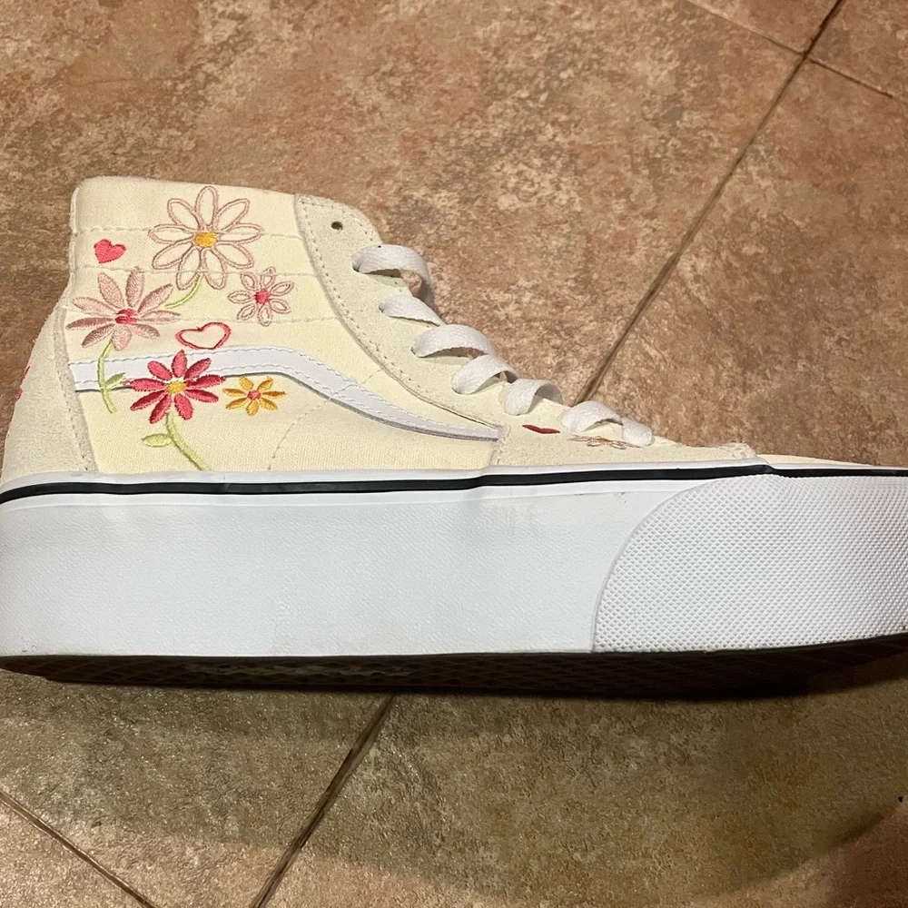 Vans Cream High-Top Sneakers with Floral and Heart Embroidery - Picture 12 of 14